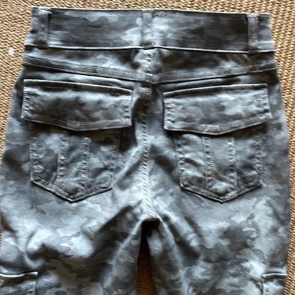 NWT! Spanx XS, XSP, SP 20311Q Stretch Twill Ankle Cargo Pant, stone wash camo - Picture 8 of 15